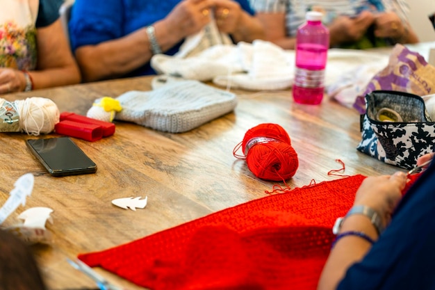 Osoby haftujące razem